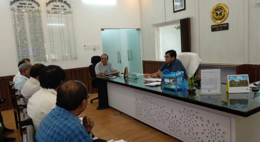 जिलाधिकारी मऊ की अध्यक्षता में राजस्व कार्यो, लंबित कोर्ट केस एवं अवमानना वाद तथा आई0जी0आर0एस0 की समीक्षा बैठक संपन्न