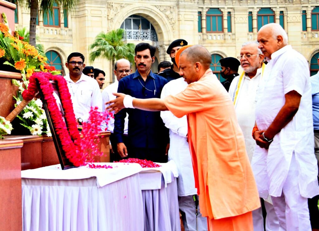 मुख्यमंत्री ने पूर्व प्रधानमंत्री स्व0 चौधरी चरण सिंह जी की35वीं पुण्यतिथि के अवसर पर विधान भवन परिसर में स्थापितउनकी प्रतिमा के सम्मुख चित्र पर माल्यार्पण कर श्रद्धांजलि अर्पित की