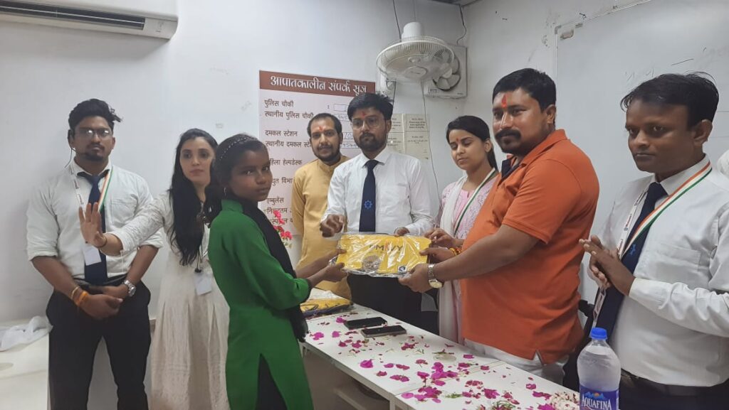 <em>प्रधानमंत्री कौशल विकास मिशन केंद्र पर बालिकाओं को वितरित किया गया ड्रेस एवं प्रशिक्षणार्थियों को नियुक्ति पत्र</em>