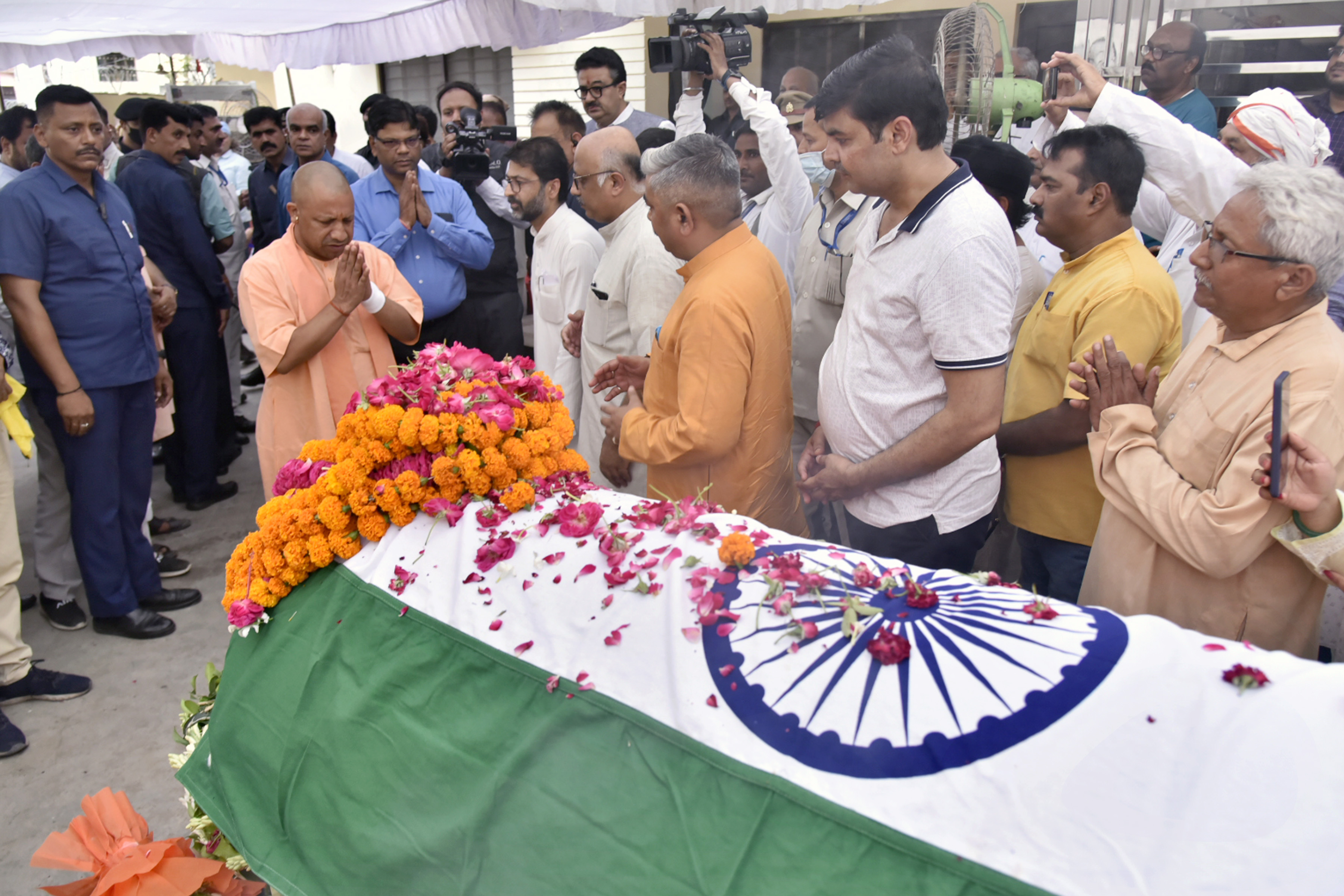 मुख्यमंत्री ने संस्कार भारती के संस्थापकबाबा योगेन्द्र जी के पार्थिव शरीर पर पुष्प अर्पित कर श्रद्धांजलि दी