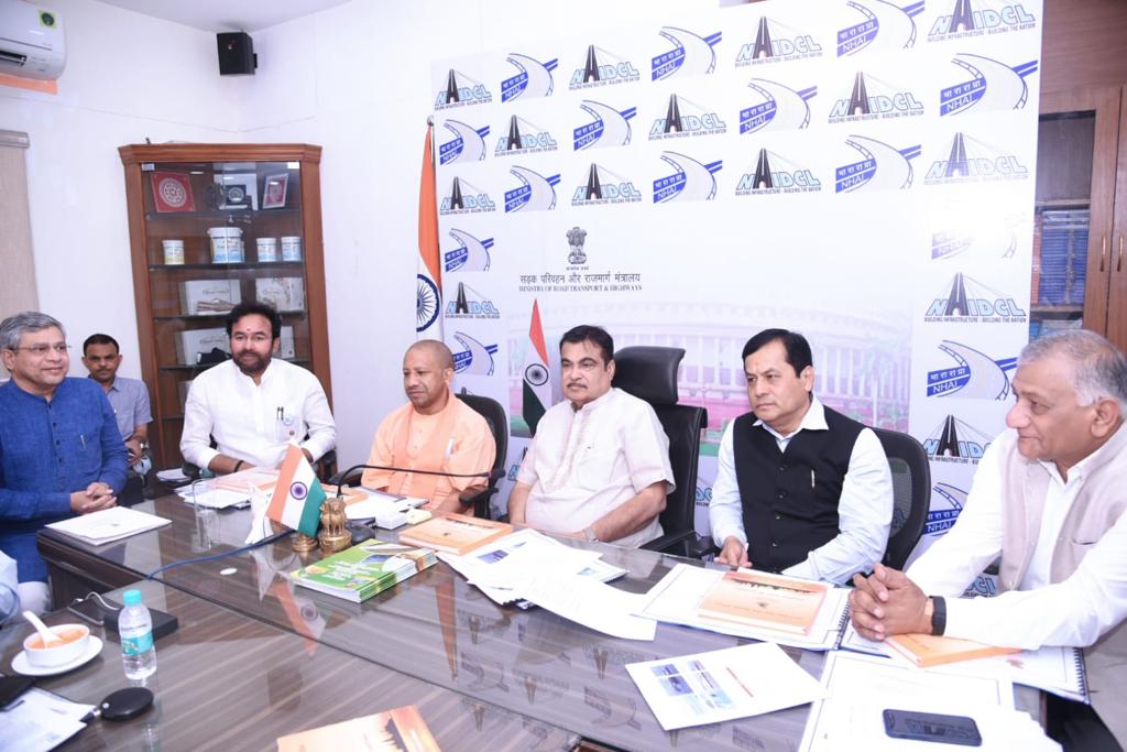 मुख्यमंत्री ने नई दिल्ली में उ0प्र0 के विकास कार्याेंके सम्बन्ध में केन्द्र सरकार के मंत्रियों से किया भेंट