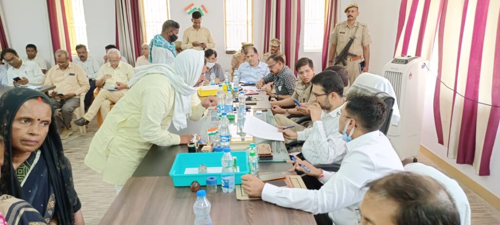 संपूर्ण समाधान दिवस पर कमिश्नर एवं डी0आई0जी0 ने भी जिलाधिकारी के संग सुनी जन शिकायतें