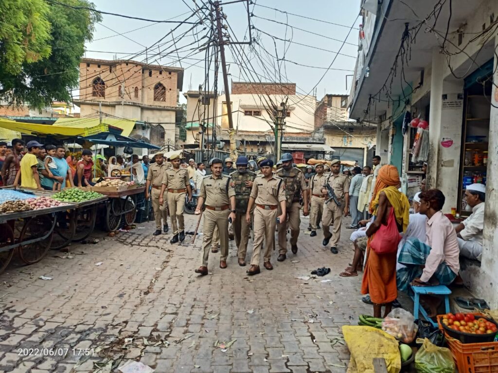 शांति/सुरक्षा व्यवस्था के दृष्टिगत पुलिस उपमहानिरीक्षक आजमगढ व पुलिस अधीक्षक मऊ नें खैराबाद बाजार में किया पैदल मार्च