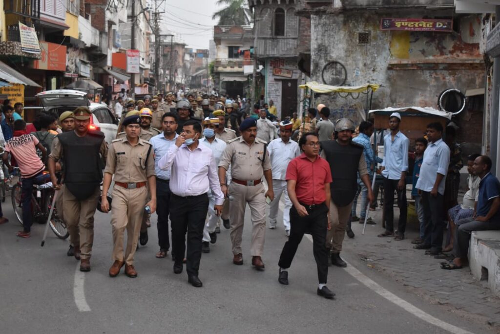 शाति एवं सुरक्षा ब्यवस्था के दृष्टिगत श्री रामकुमार पुलिस उपनिदेशक वाराणसी जोन व श्री अखिलेश कुमार पुलिस उपमहानिरीक्षक आजमगढ़ व जिलाधिकारी तथा पुलिस अधीक्षक मऊ नें किया रुट मार्च