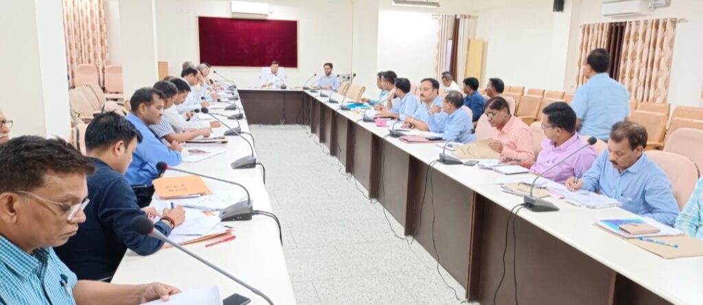 जिलाधिकारी की अध्यक्षता में मनरेगा  कार्यों, गौ संरक्षण केंद्रों, जिला स्वच्छता समिति, वृक्षारोपण तथा पर्यावरण समिति के संदर्भ में मासिक समीक्षा बैठक संपन्न 