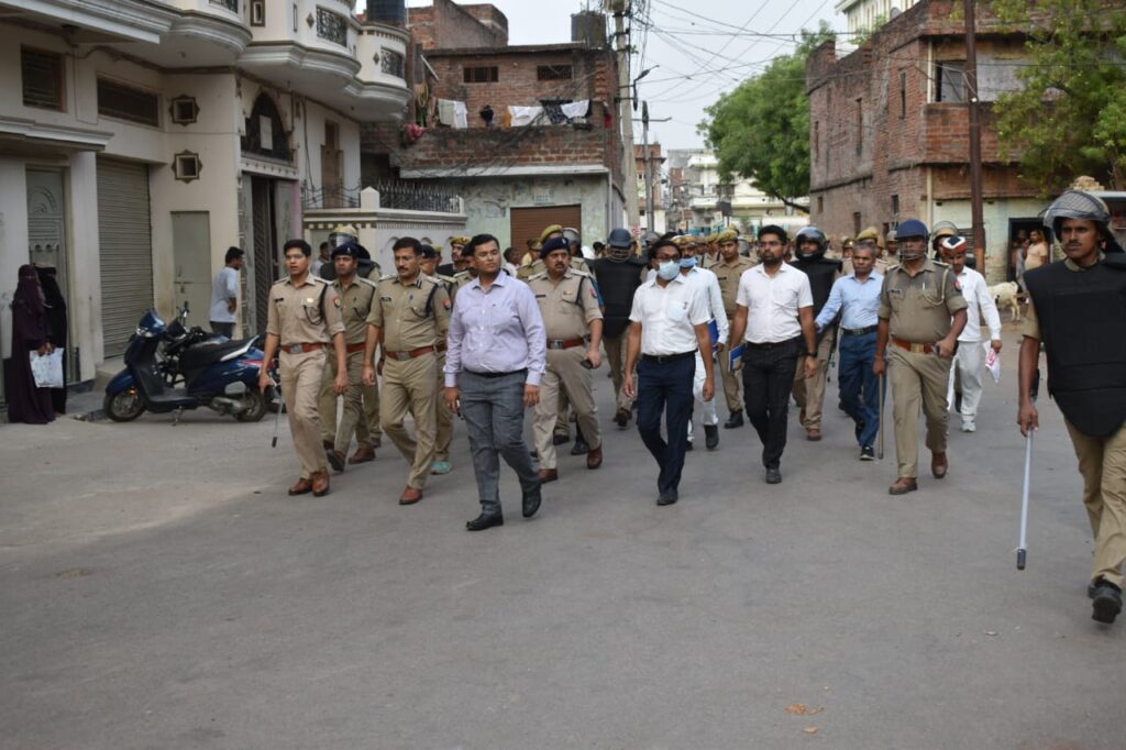 शांति एवं कानून व्यवस्था के दृष्टिगत जिला प्रशासन ने शहर के संवेदनशील इलाकों में किया फ्लैग मार्च