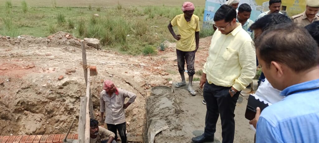 पी0डब्ल्यू0डी0 द्वारा निर्माणाधीन कोपागंज से भातकोल मार्ग के चौड़ीकरण एवं सुदृढ़ीकरण कार्य का जिलाधिकारी ने किया निरीक्षण