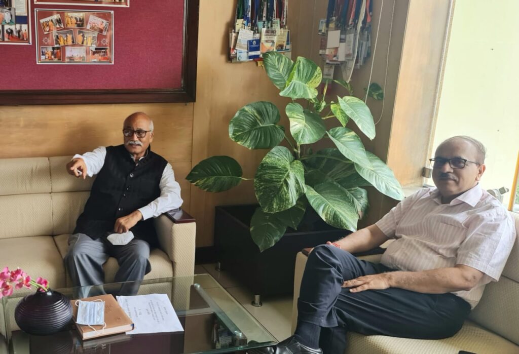 एस जी पीजीआई के निदेशक डा राधा कृष्ण धीमन जी से संस्कृतभारती न्यासअवधप्रान्त के अध्यक्ष श्री जे पी सिंह  जी की स्नेहपूर्ण भेंट