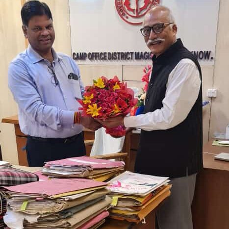 लखनऊ:संस्कृतभारती न्यासअवधप्रान्त के अध्यक्ष श्री जेपी सिंह ने जिलाधिकारी श्री सूर्यपाल गंगवार से किया शिष्टाचार भेंट