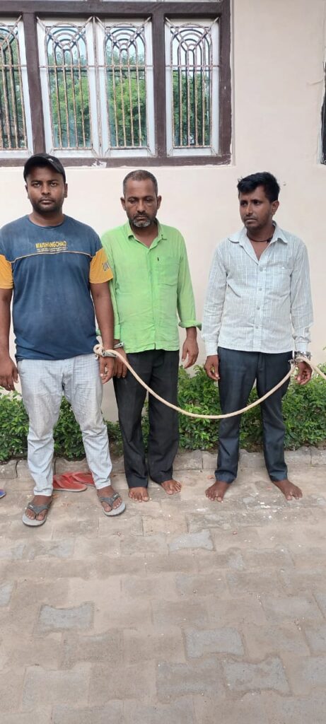 अवैध शस्त्र बनाने की फैक्ट्री व निर्मित अर्द्ध-निर्मित शस्त्र के साथ तस्करी करने वालो गिरोह के 05 सदस्य UP ATS व थाना कोतवाली घोसी जनपद मऊ के संयुक्त आपरेशन में गिरफ्तार