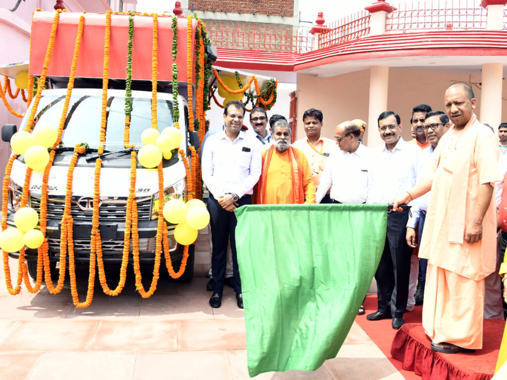 मुख्यमंत्री ने निःशुल्कभोजन वितरण के लिएस्वचालित किचन फूड वैन को झंडी दिखाकर रवाना किया