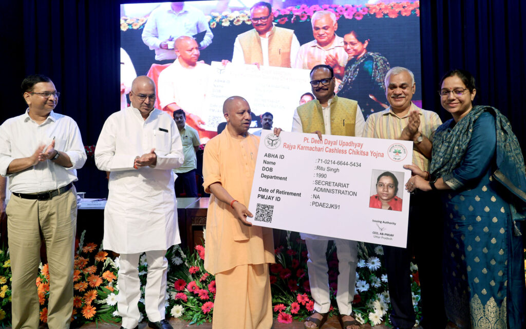 सीएम ने पं0 दीनदयाल उपाध्याय राज्य कर्मचारी कैशलेस चिकित्सा योजना का किया शुभारम्भ