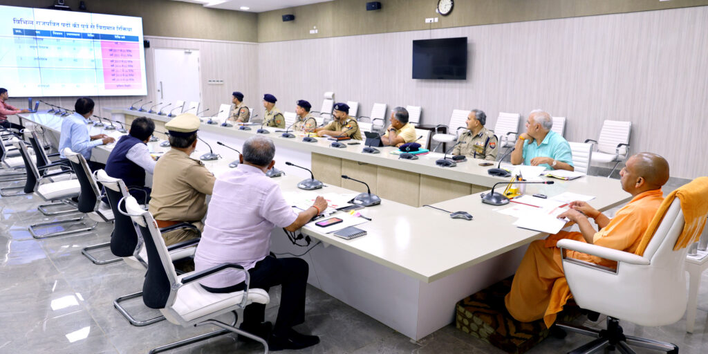 मुख्यमंत्री ने वीडियो कॉन्फ्रेसिंग के माध्यम से सभी जोनल पुलिस महानिरीक्षकों, मण्डलायुक्तों, पुलिस कमिश्नरों से आने वाले पर्वो दृष्टिगत कानून व्यवस्था के सम्बन्ध में समीक्षा की