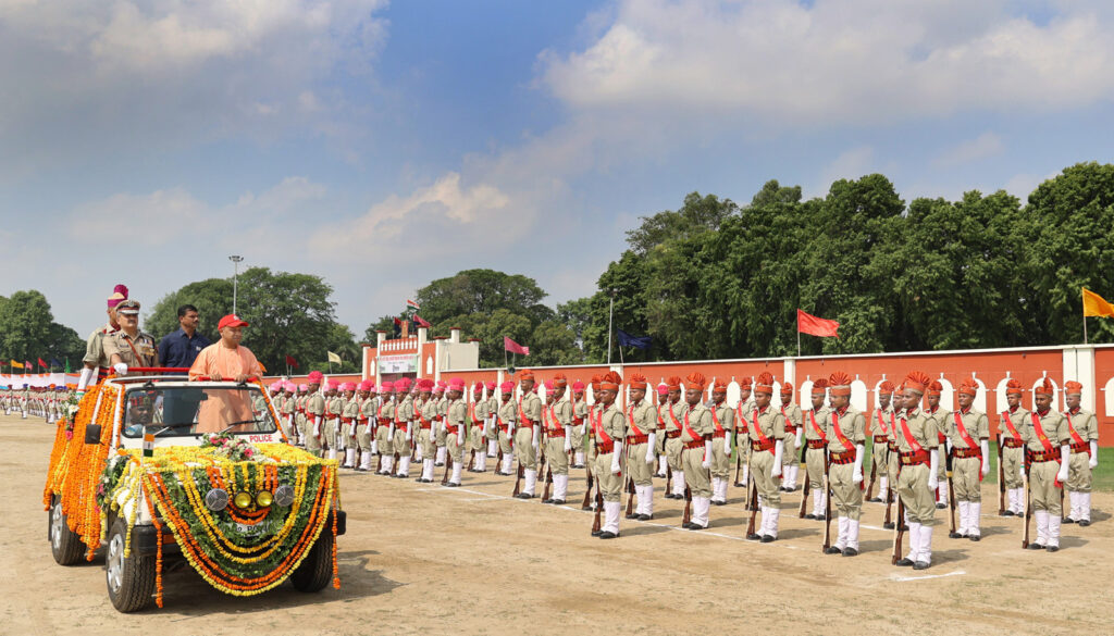 मुख्यमंत्री ने रिजर्व पुलिस लाइन्स, लखनऊ में पी0ए0सी0 रिक्रूट आरक्षियों की दीक्षान्त परेड की सलामी ली