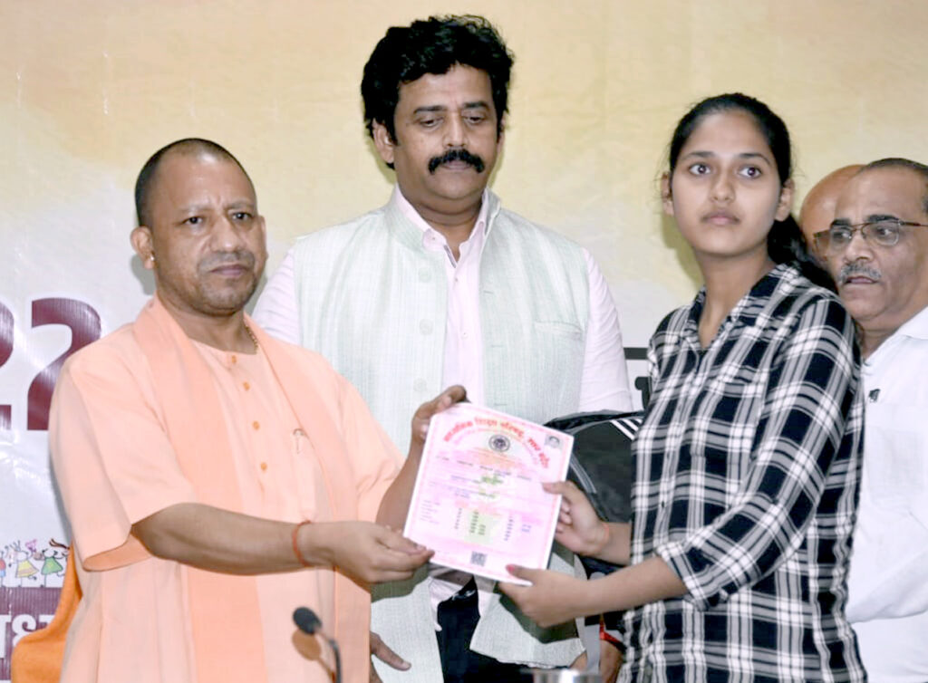 गोरखपुर में आयोजित मेधावी विद्यार्थीसंवाद कार्यक्रम को सीएम योगी ने किया सम्बोधित