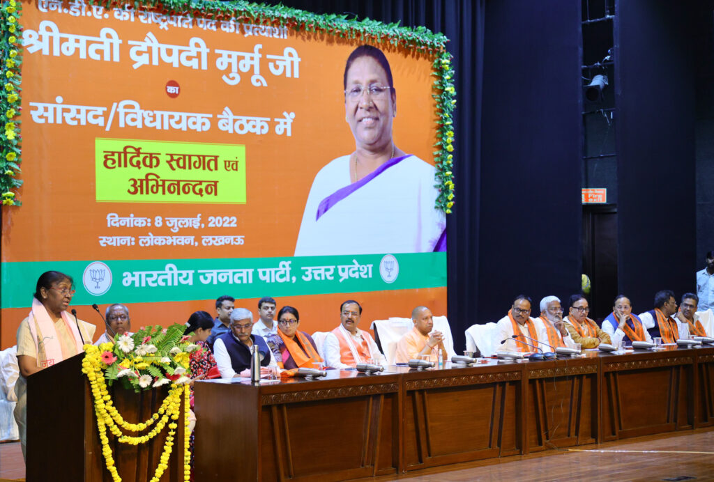 एनडीए राष्ट्रपति उम्मीदवार द्रौपदी मुर्मू पहुंचीं लखनऊ, सीएम योगी समेत बड़े नेताओं ने किया स्वागत