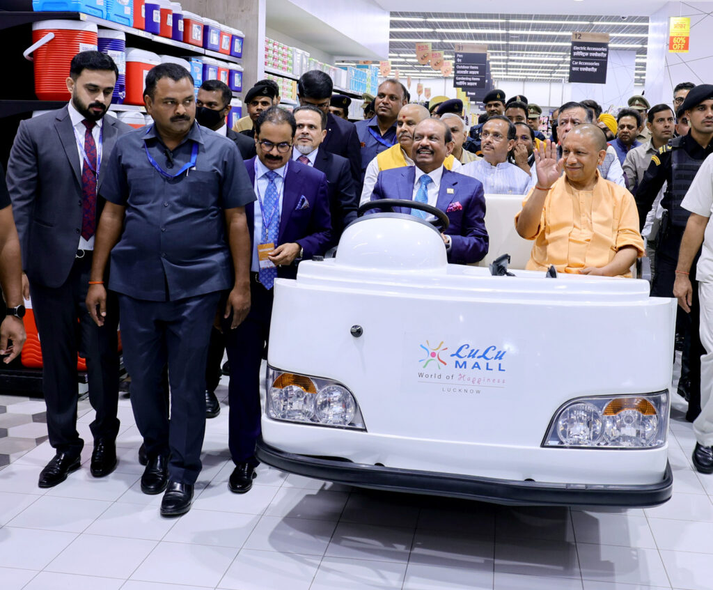लखनऊ में खुला उत्‍तर भारत का सबसे बड़ा माल 'लुलु माल', मुख्यमंत्री ने किया उद्घाटन