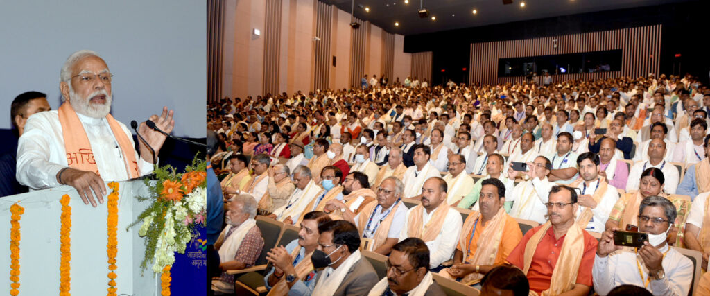 वाराणसी में स्थापित अक्षय पात्रफाउण्डेशन की मिड-डे-मील किचन का प्रधानमंत्री द्वारा लोकार्पण