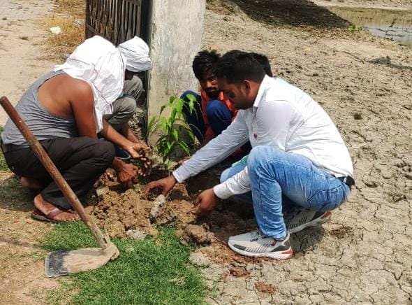 पौधरोपण कर पर्यावरण संरक्षण का दिया संदेश