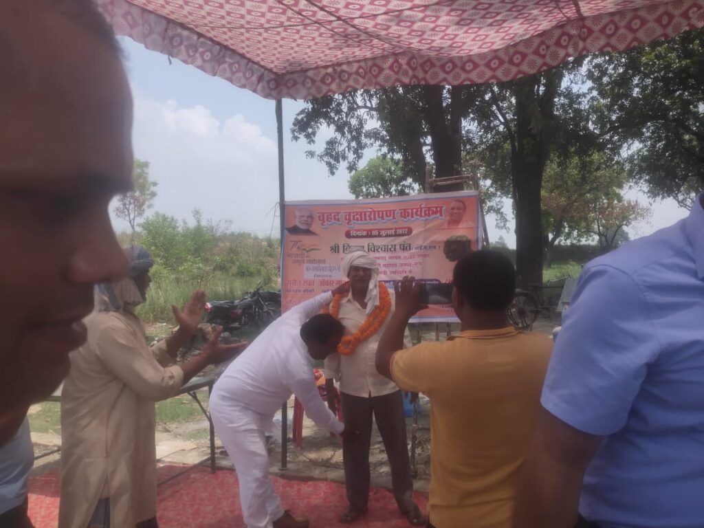 वृक्षारोपण कार्य महान एक पेड़ 10 पुत्र समान