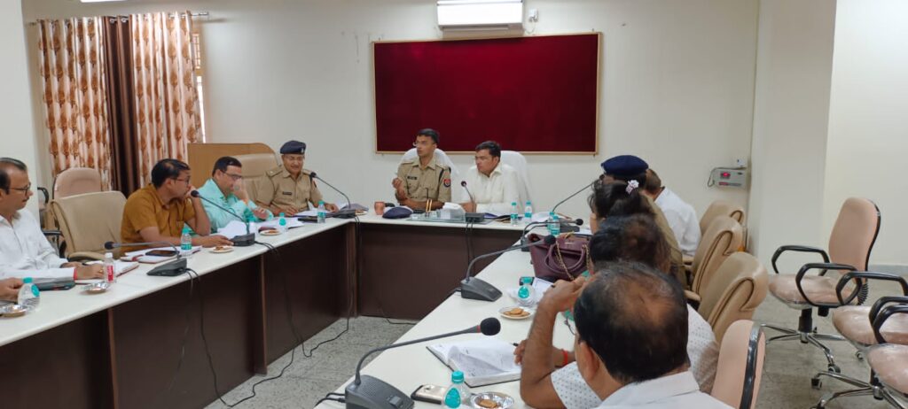 जिलाधिकारी मऊ की अध्यक्षता में कानून व्यवस्था एवं अभियोजन शाखा की मासिक समीक्षा बैठक संपन्न
