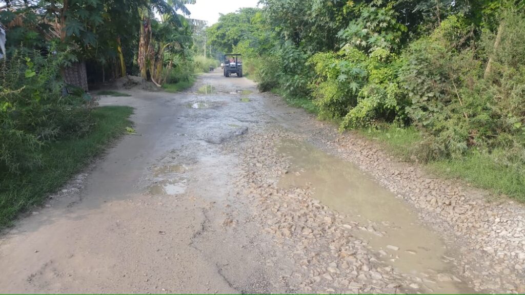 अपनी बदहाली पर आँसू बहा रहा मधुबन भैरोपुर मार्ग &nbsp; &nbsp;