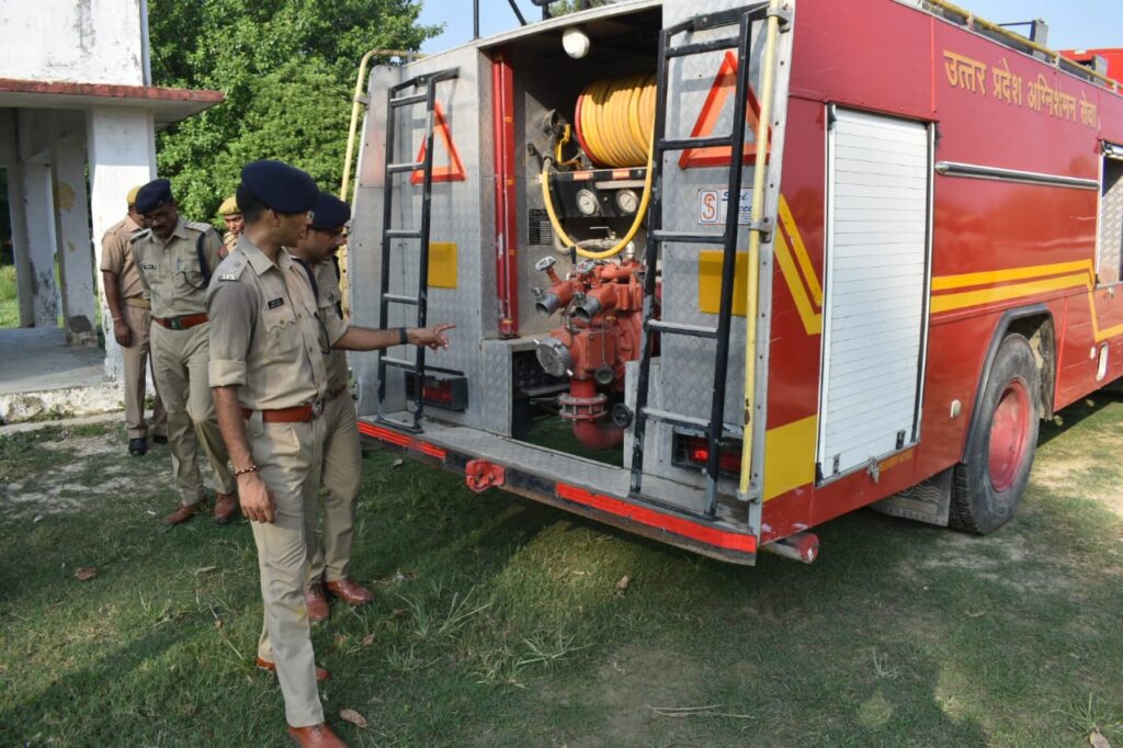 पुलिस अधीक्षक अविनाश पाण्डेय नें परेड तथा पुलिस लाइन का किया निरीक्षण