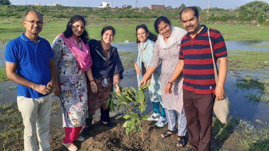 गोमती तट के गऊ घाट पर स्वच्छता एवं हरिशंकरी रोपण कार्यक्रम सम्पन्न
