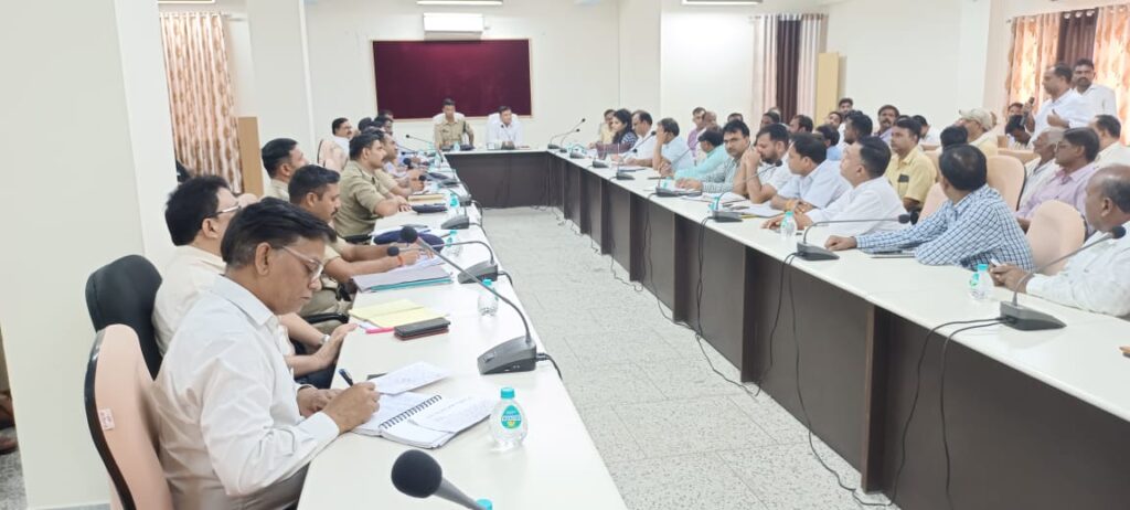 आगामी त्योहारों को लेकर जिलाधिकारी की अध्यक्षता में शांति समिति की बैठक हुई संपन्न