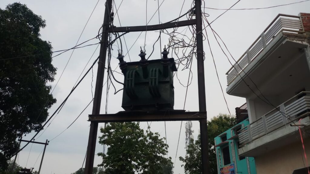 भीषण गर्मी में मचा हाहाकार,दस दिन में दो बार जल उठा विद्युत ट्रांसफार्मर
