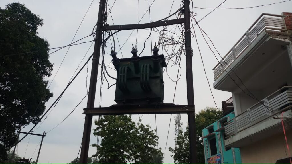 दस दिन में दो बार जल उठा विद्युत ट्रांसफार्मर