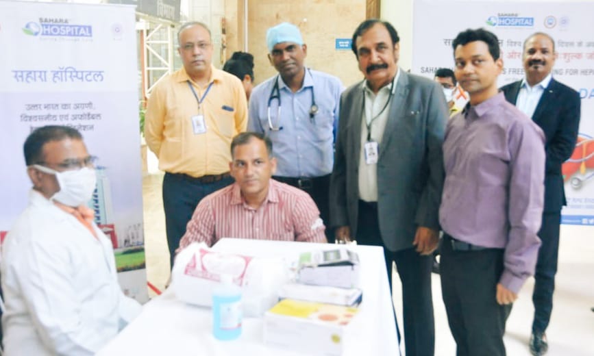सहारा हास्पिटल में हेपेटाइटिस ‘बी’ व ‘सी’ स्क्रीनिंग शिविर में हुई लोगों की मुफ्त जांच