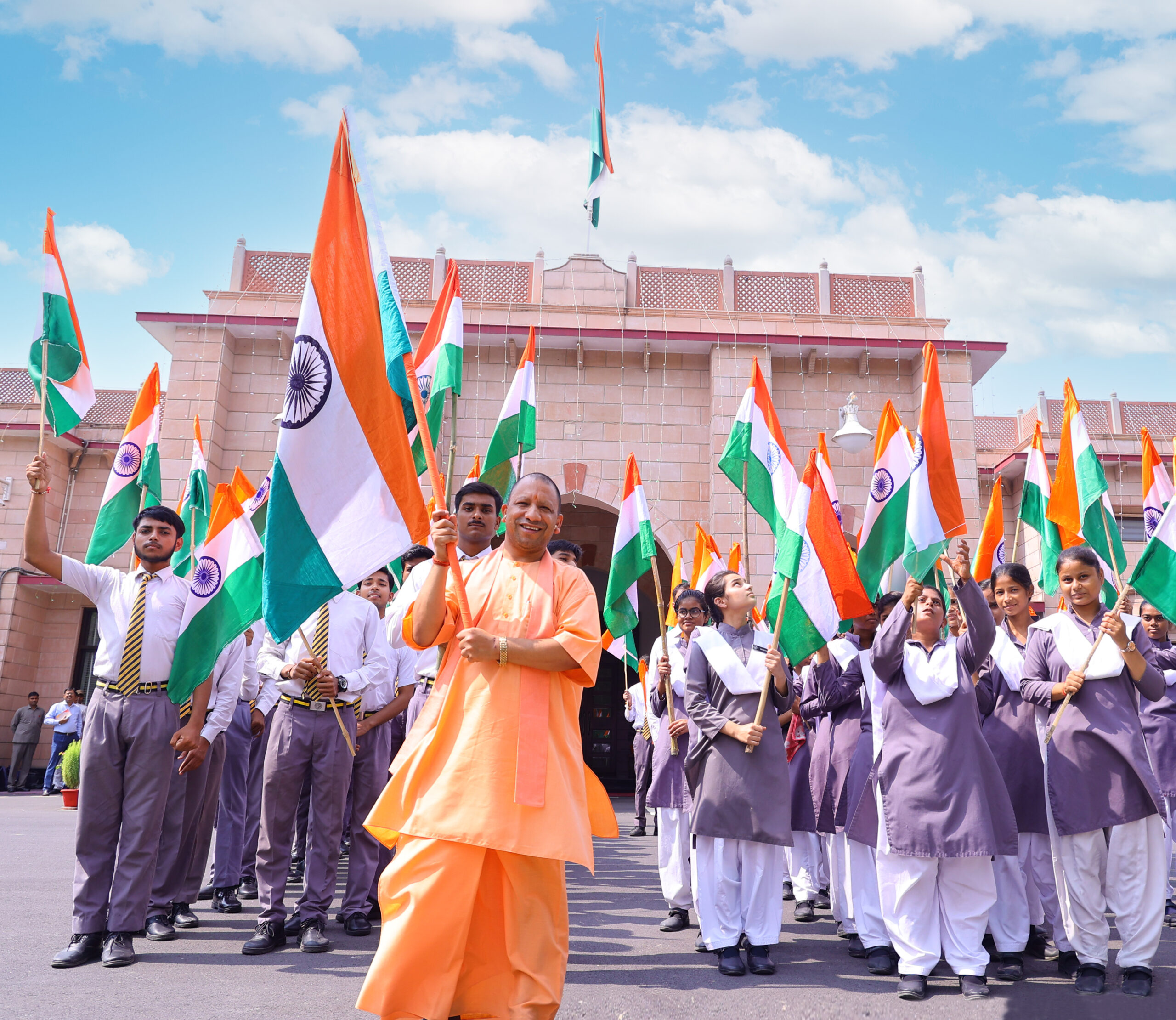 सीएम योगी ने की 'हर घर तिरंगा' अभियान की शुरुआत, सरकारी आवास पर फहराया राष्ट्रीय ध्वज