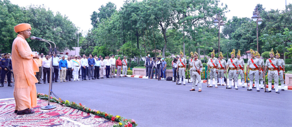 मुख्यमंत्री ने 76वें स्वतंत्रता दिवस पर सरकारी आवास पर ध्वजारोहण किया