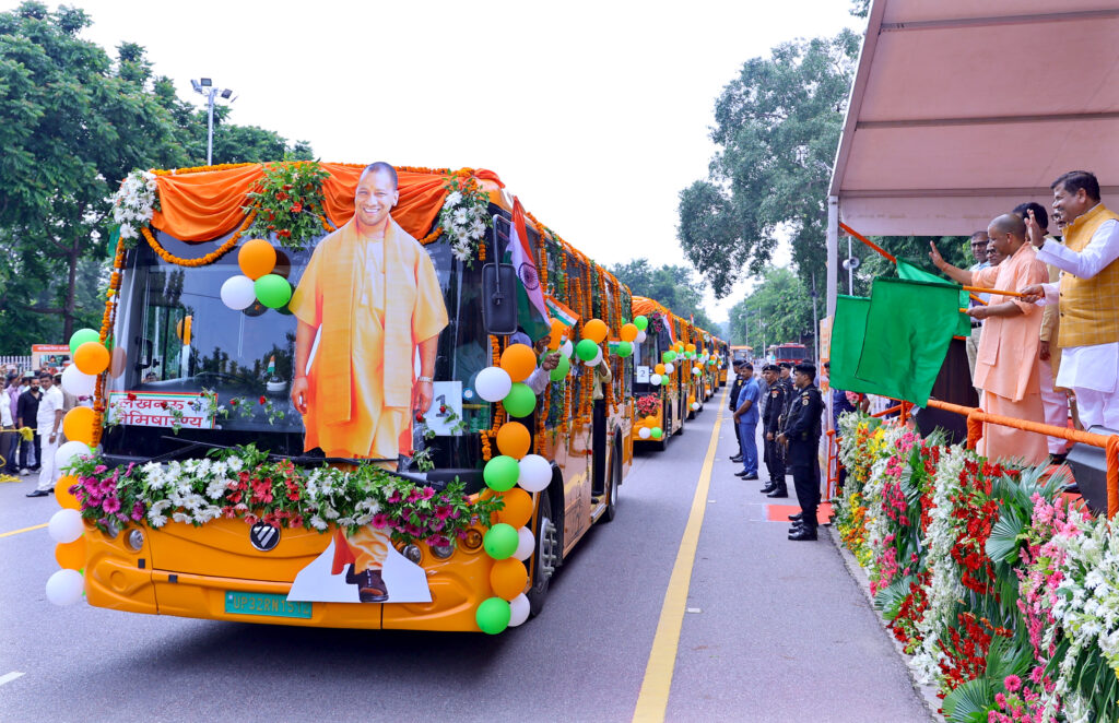 42 नई इलेक्ट्रिक बसों को हरी झण्डी दिखाकर किया रवाना