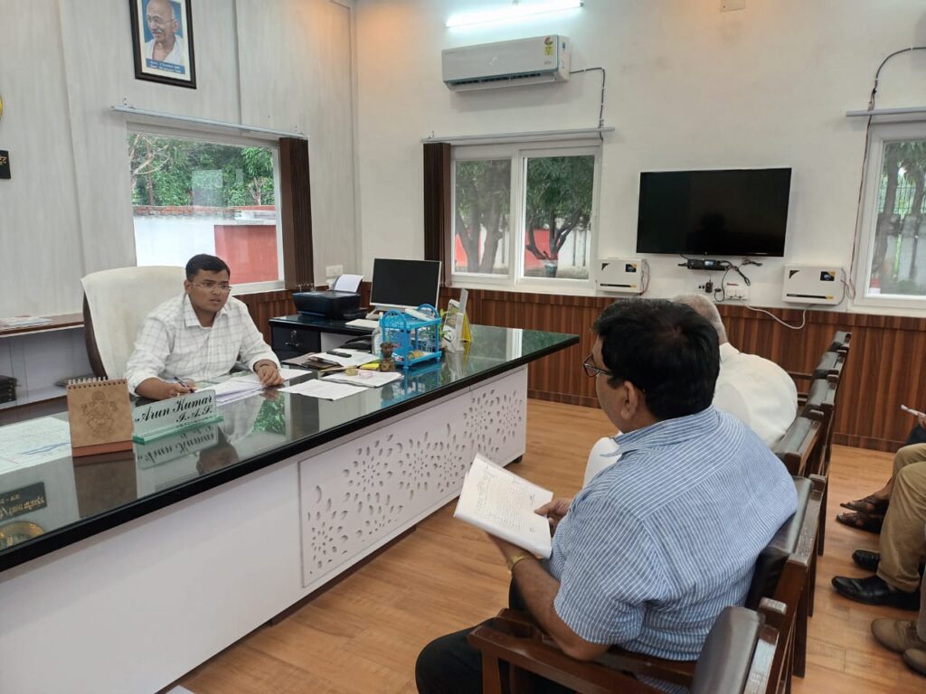 जिलाधिकारी की अध्यक्षता में चकबंदी कार्यों की समीक्षा बैठक संपन्न