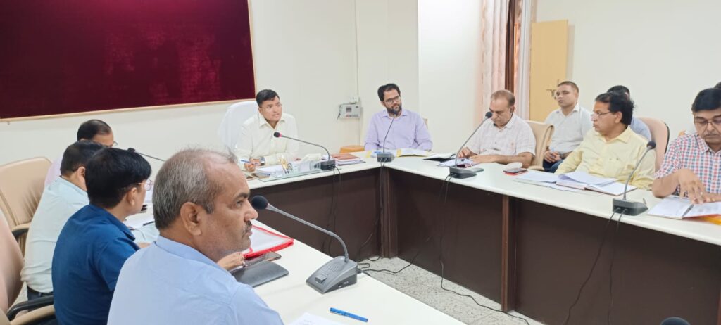 जिलाधिकारी की अध्यक्षता में शासन की सर्वोच्च प्राथमिकता वाले विकास कार्यों की मासिक समीक्षा बैठक संपन्न