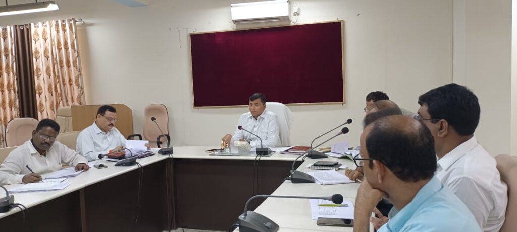 कर करेत्तर एवं राजस्व वसूली की मासिक समीक्षा बैठक जिलाधिकारी की अध्यक्षता में संपन्न