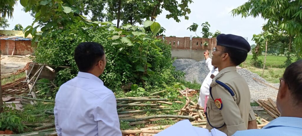 वनदेवी में निर्माणाधीन गेस्ट हाउस के निर्माण कार्य का जिलाधिकारी द्वारा किया गया निरीक्षण