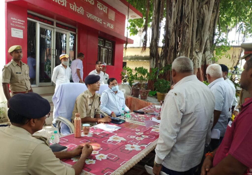 जिलाधिकारी ने थाना समाधान दिवस पर पुलिस अधीक्षक के साथ थाना कोतवाली घोसी मऊ में की जन सुनवाई