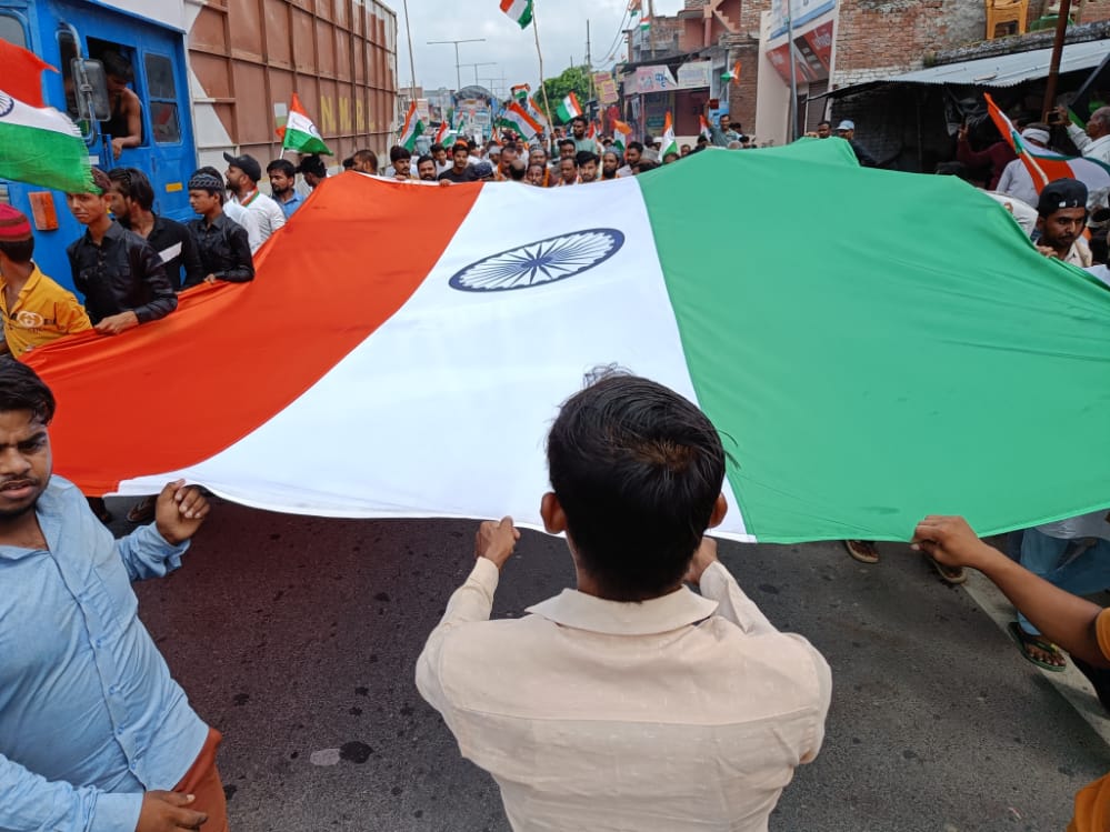 मदरसे के इमाम ने ग्रामीणों के साथ निकाली विशाल तिरंगा रैली