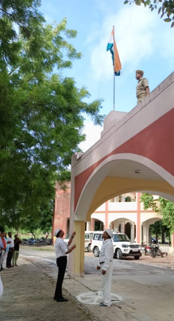 स्वतंत्रता की 75 वीं वर्षगांठ के अवसर पर मुख्य विकास अधिकारी ने किया झंडारोहण