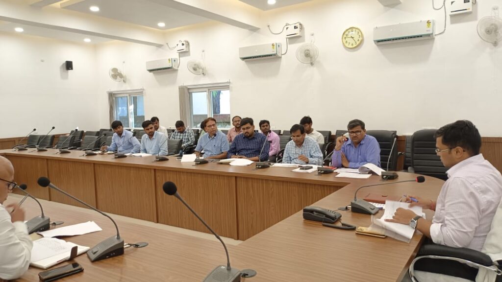 जिलाधिकारी की अध्यक्षता में विद्युत विभाग के कार्यों की समीक्षा बैठक संपन्न