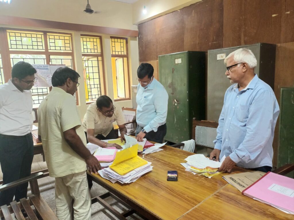 जिलाधिकारी ने कलेक्ट्रेट परिसर स्थित संयुक्त कार्यालय का किया आकस्मिक निरीक्षण