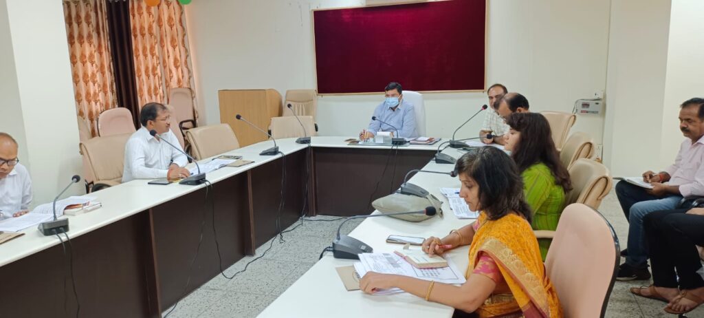 मतदेय स्थलों के सम्भाजन के संबंध में जारी नए दिशानिर्देशों को लेकर राजनीतिक दलों के प्रतिनिधियों के साथ जिलाधिकारी की बैठक संपन्न