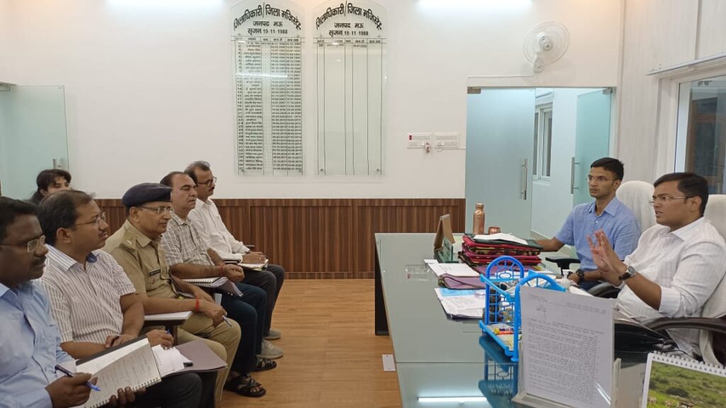 कानून व्यवस्था एवं गिरोह बंद माफियाओं पर कार्रवाई के संबंध में जिलाधिकारी की अध्यक्षता में बैठक संबंध संपन्न