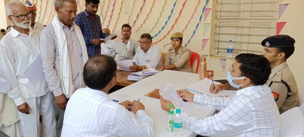 जिलाधिकारी ने थाना समाधान दिवस पर पुलिस अधीक्षक के साथ थाना सराय लखंसी एवं थाना दक्षिण टोला में की जन सुनवाई