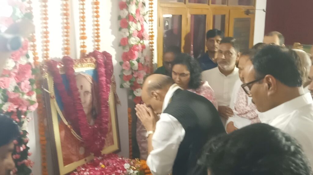 पूर्व एमएलसी अरविंद त्रिपाठी के आवास पर शोक संवेदना व्यक्त करने पहुंचे रक्षा मंत्री राजनाथ सिंह