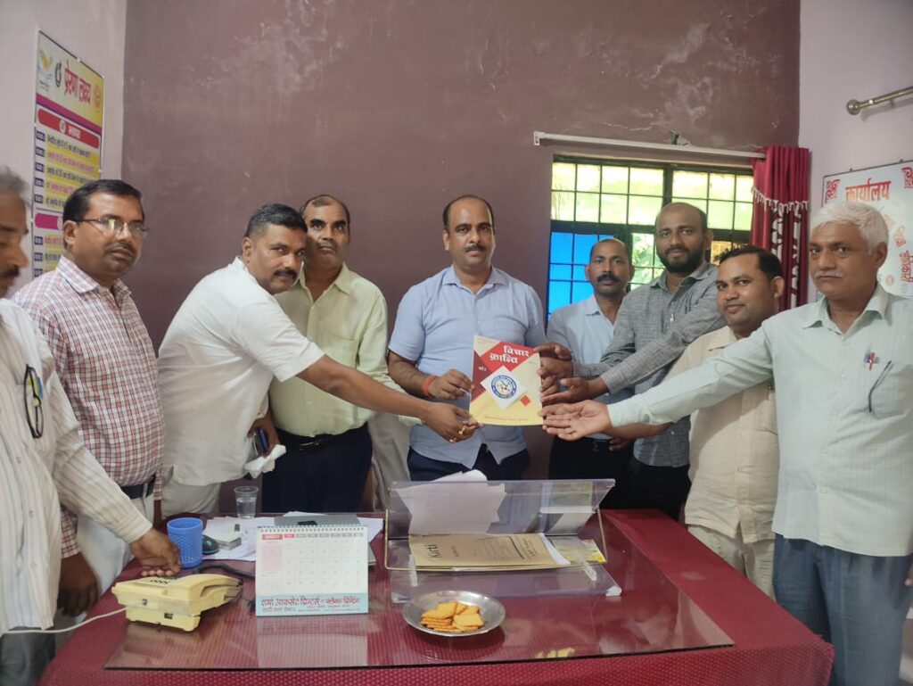 जिला टीम के सदस्यों ने टीचर्स सेल्फ़ केयर टीम वार्षिक पत्रिका विचार क्रांति खंड शिक्षा अधिकारी को भेंट की
