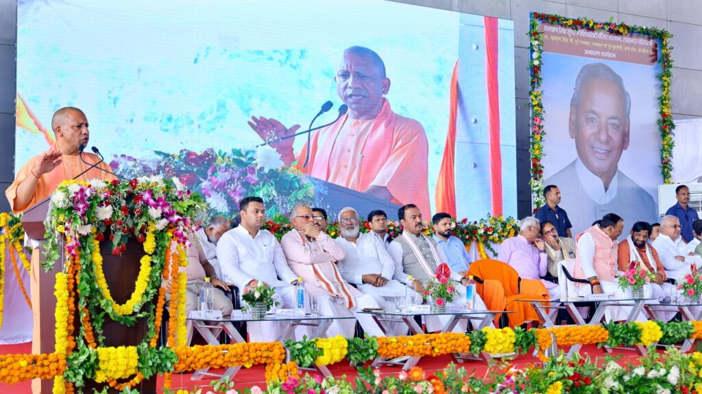 सीएम.योगी ने कल्याण सिंह की प्रथम पुण्य तिथि पर उनकी प्रतिमा का अनावरण कर जनता को दिया संदेश